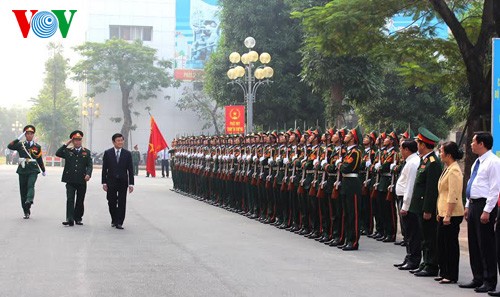 Truong Tan Sang rend visite aux soldats de la capitale - ảnh 1
